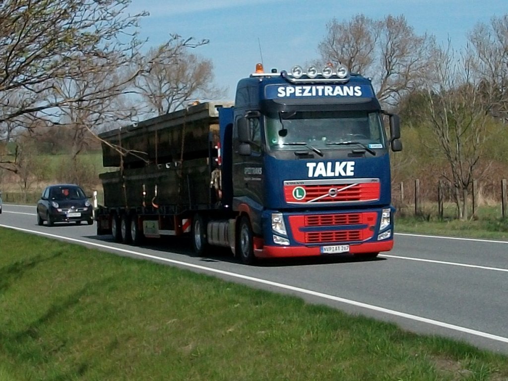 Volvo-Schwerlasttransporter am 28.April 2010 auf der B96 bei Bergen/Rgen.