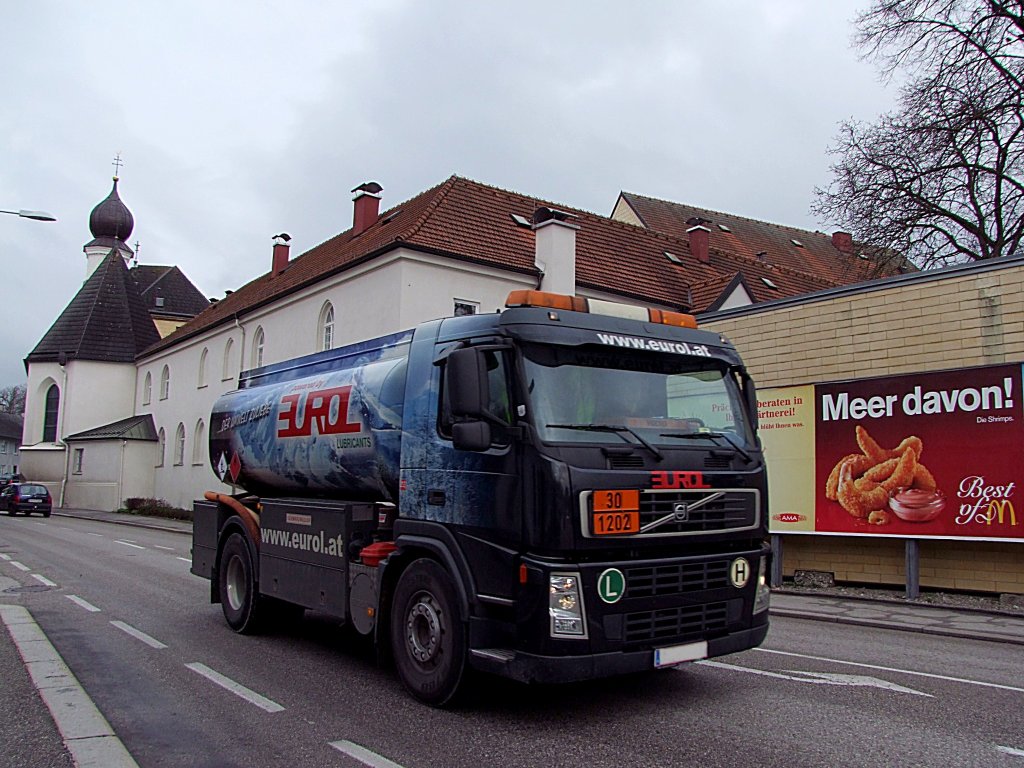 VOLVO-Tankwagen ist nach erfolgreicher Dieselzustelltour wieder am Weg zur Betriebssttte;110401