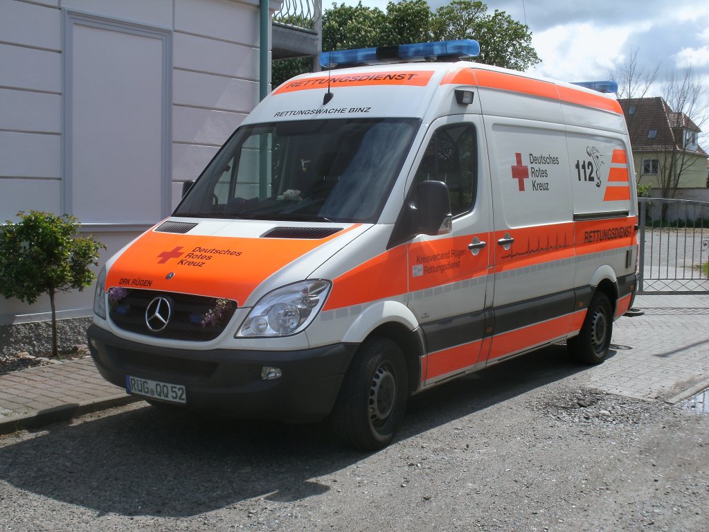 Von der 15km entfernten Rettungswache Binz kam,am 17.Mai 2012 dieser Mercedes RTW nach Bergen/Rgen.