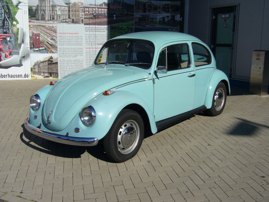 VW 1200  Sparkfer . 1967 - 1973. Eine Wirtschaftsflaute veranlasste die VW AG Anfang 1967, wieder ein abgespecktes Modell auf den Markt zu bringen.
Der Wagen war recht bescheiden ausgestattet und mit dem 34 PS starken 1.192 cm 4-Zylinderboxer motorisiert. CentrO Oberhausen.