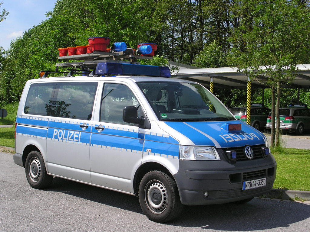 ...VW - Bus mit  Aufbauten  fr den Autobahneinsatz - zu Hause ist der Bus bei der Dortmunder Polizei...hier gesehen bei der Autobahnpolizei an der A45 -
