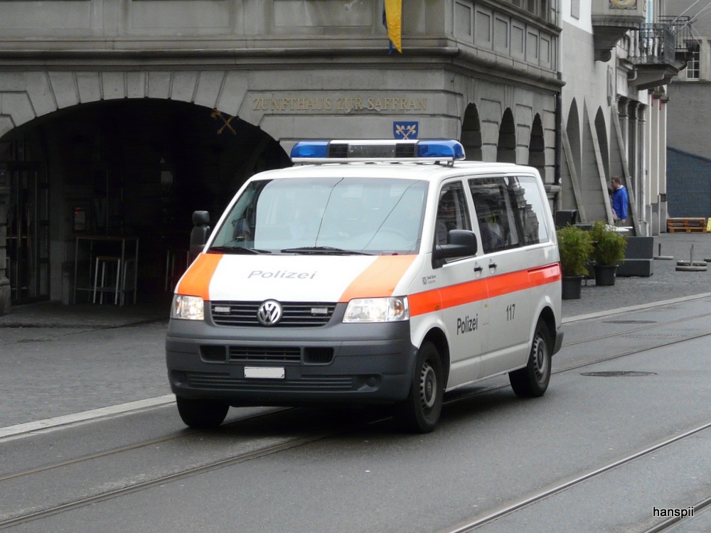 VW Bus der Polizei von Zrich unterwegs in der Stadt Zrich am 21.04.2013