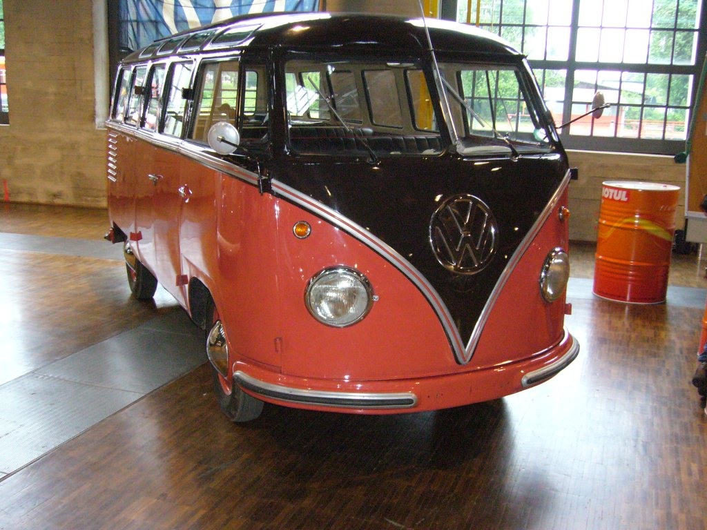 VW Bus T1 Achtsitzer Sonderausfhrung aus den Jahren 1950 - 1954. Classic Remise Dsseldorf am 26.05.2013.