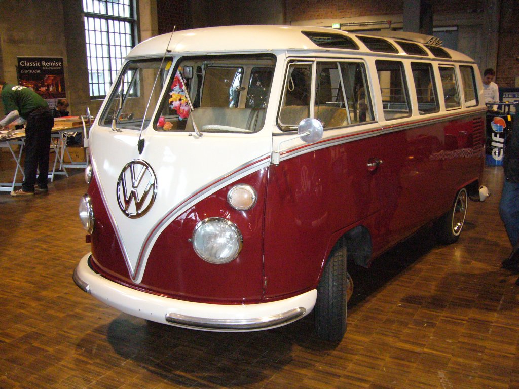 VW Bus T1 Achtsitzer Sondermodell. 1963 - 1967. Der 4-Zylinderboxermotor leistet 42 PS aus 1.493 cm Hubraum. VW-luftgekhlttreffen an der Dsseldorfer Classic Remise.