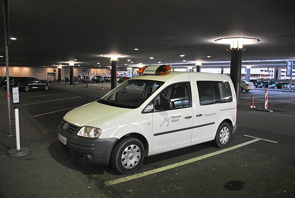 VW Caddy, am Airport Hannover am 08.03.2011.