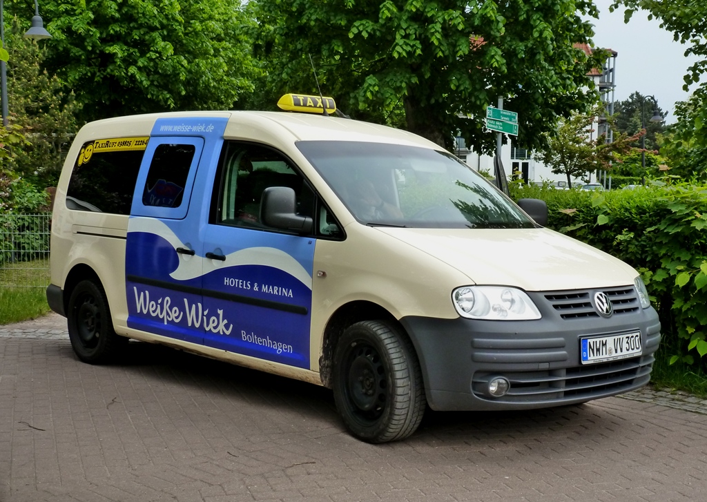 VW Caddy Taxi mit Werbung Weie Wiek an der Promenade von Boltenhagen 31/05/2013

