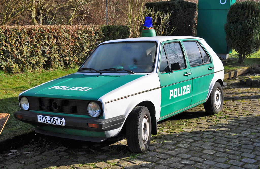 VW Golf I Oldtimer Polizeistreifenwagen, abgestellt in Erftstadt-Liblar - 07.02.2011