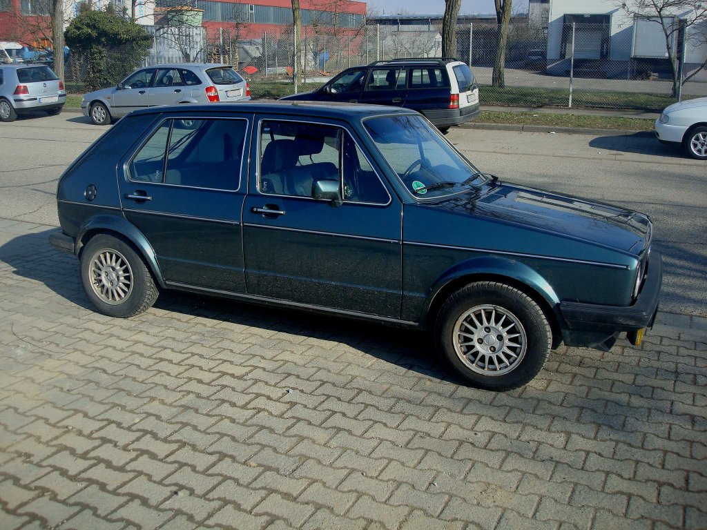 VW Golf I, wird langsam selten in unserem Straenbild, begrndete mit seinem Erscheinen 1974 die Kompaktklasse, wurde bis 1983 gebaut und ist mit 6,2 Millionen Stck nach dem Kfer das meistgebaute Auto bei Volkswagen, Feb.2011