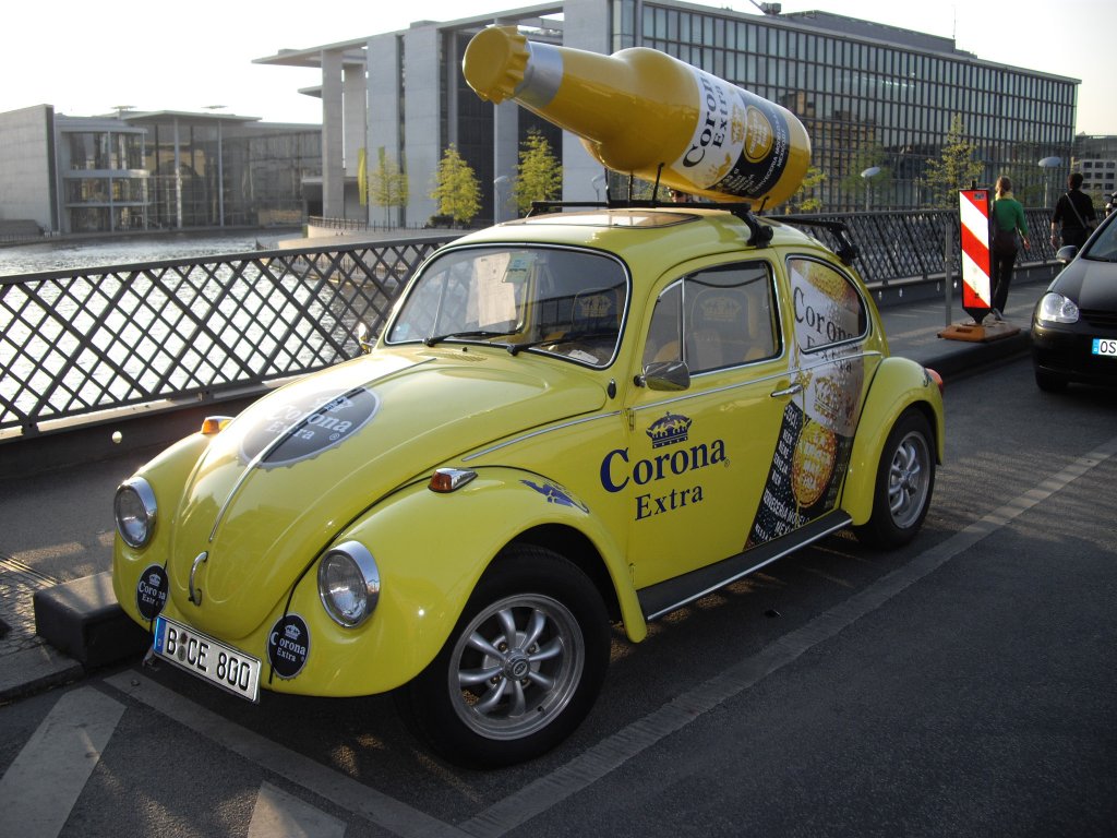 VW Kfer als Werbemobil, gesehen in Berlin 04/2009.