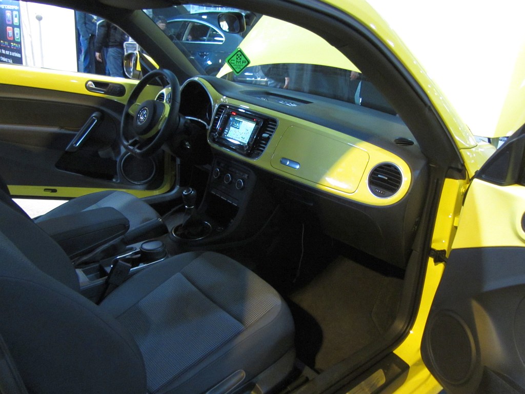 VW Kfer (Beetle, siehe Kommentar) modelljahr 2012, innenraumfoto, , gesehen auf dem Carstyling Tuning Show 2012