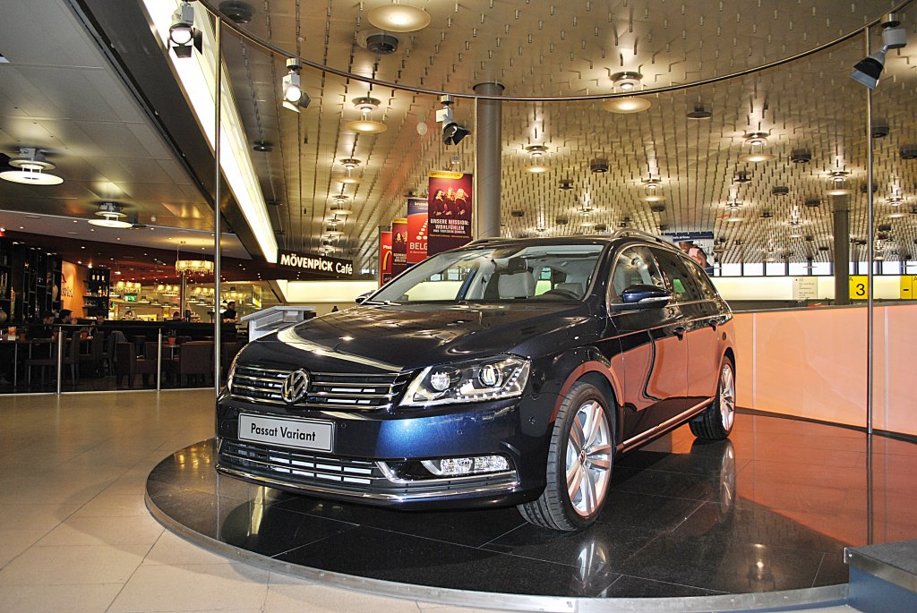 VW Passat als Austellungstck, auf dem Flughafen Hannover am 31.01.2011.