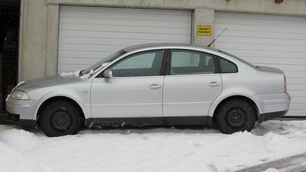 VW Passat am 8.1.2012 bei stark von Schnee bedeckter Strae in Brixlegg.
