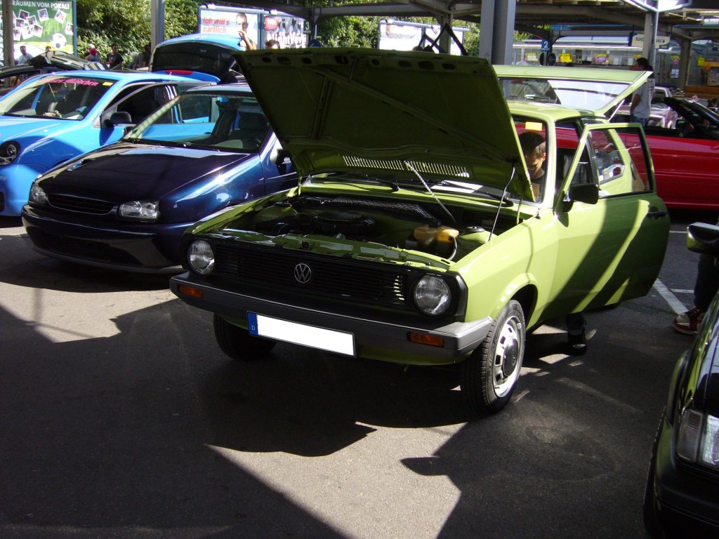 VW Polo 1 (Typ 86). 1979 - 1981. Der Polo 1 wurde bereits seit September 1974 produziert. Ab Januar 1979 wurde dann, wie am abgelichteten Fahrzeug, ein vernderter Khlergrill, dickere Stofnger und eine genderte Armaturentafel verbaut. 7. Internationales VW-Treffen der VW-Society Mlheim/Ruhr am 29.07.2012.