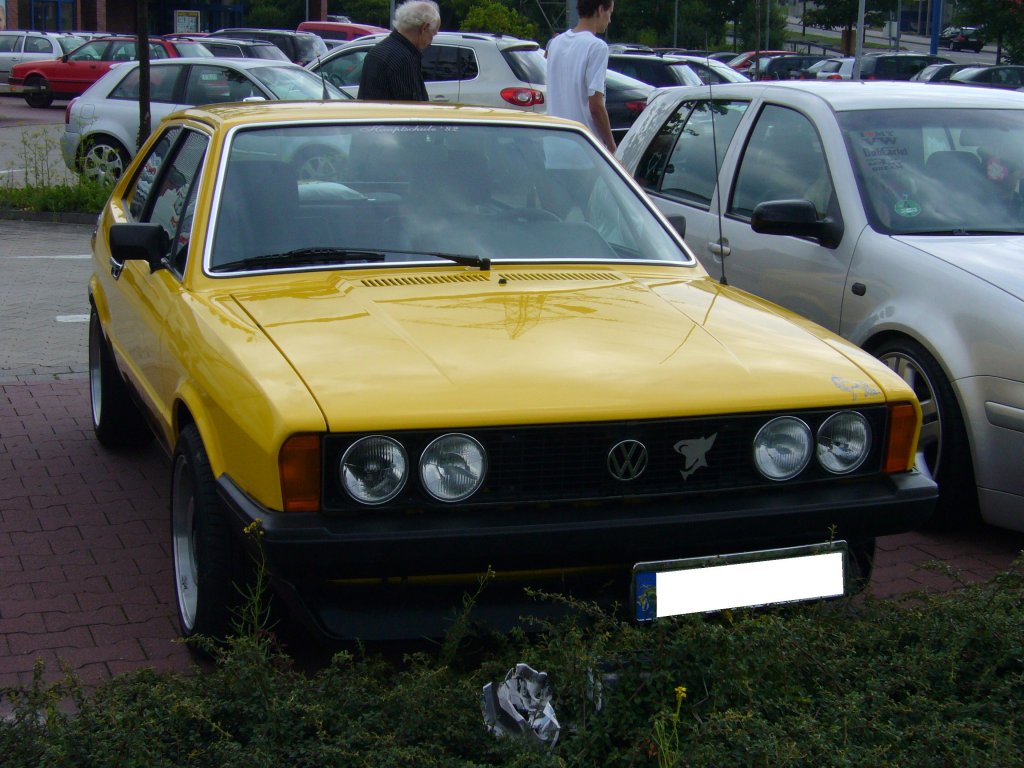 VW Scirocco 1 GTI (Typ 53). 1976 - 1977. Der bei Karmann in Osnabrck produzierte Scirocco 1 wurde schon im Mrz 1974 vorgestellt. Erst im Juni 1976 war dann der GTI, mit dem 110 PS aus 1.588 cm leistenden 4-Zylinderreihenmotor, lieferbar. Im August 1977 erfolgte ein Facelift mit anderen, vorderen Blinkern und kunstsoffummantelten Stofngern, mit denen der abgelichtete Wagen brigens versehen ist. Parkplatz eines Supermarktes in Mlheim an der Ruhr.