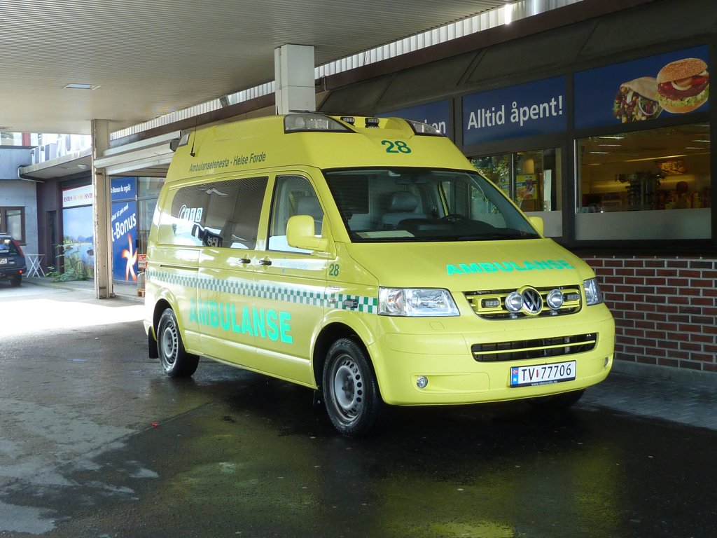 VW T 5 als Ambulance-Fahrzeug, gesehen in Molde/Norwegen, Juli 2011