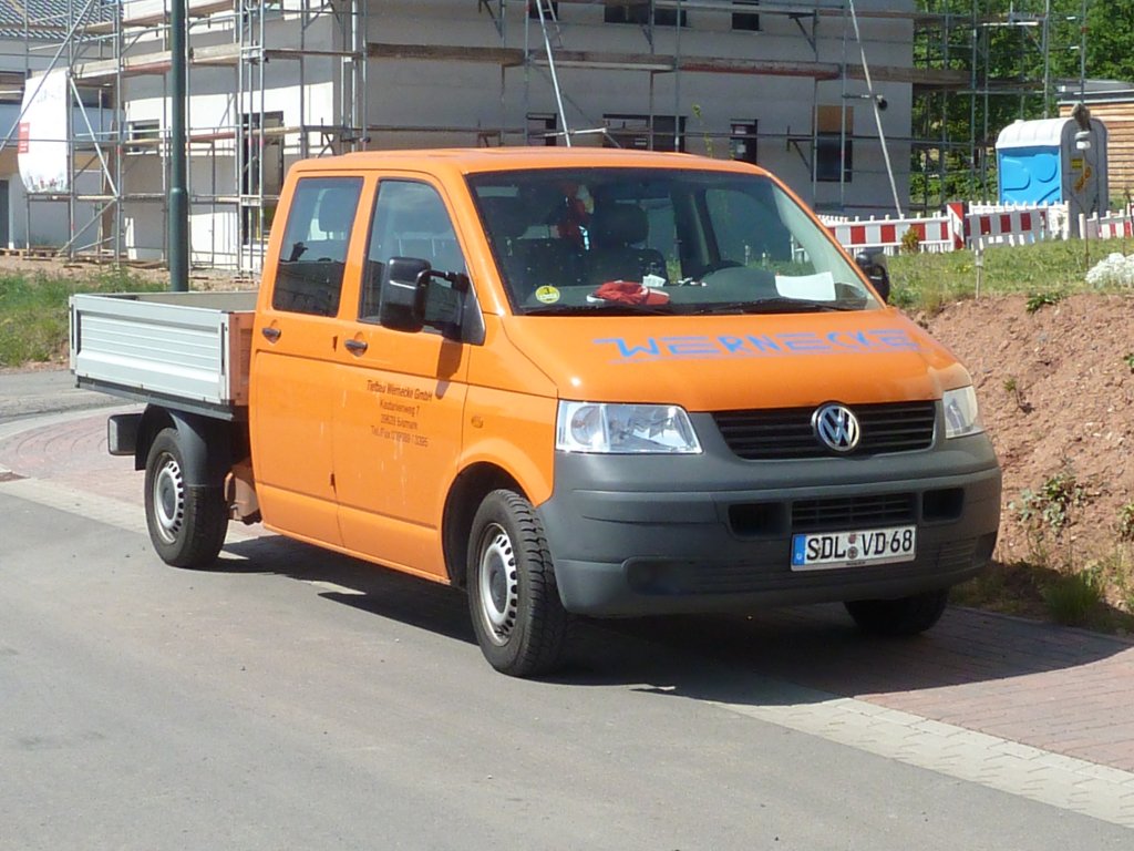 VW T 5 der Firma  WERNECKE  als Doppelkabiner mit Ladepritsche steht in 36100 Petersberg-Marbach, Mai 2011