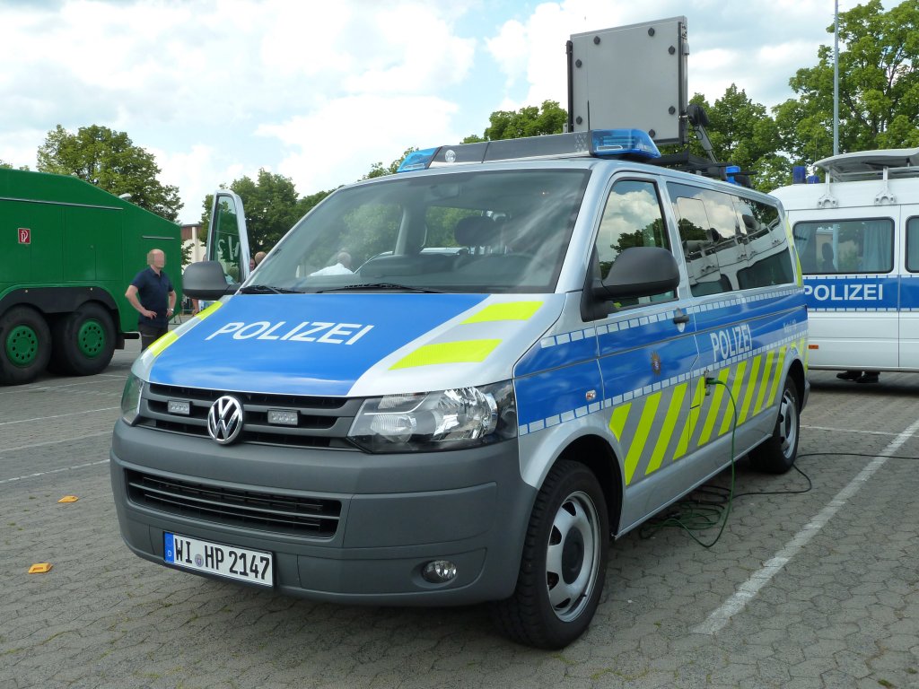 VW T 5 der LaPo Hessen mit Spezialausstattung ausgestellt am  Tag der offenen Tr  des PP Osthessen in Fulda am 21.05.2011