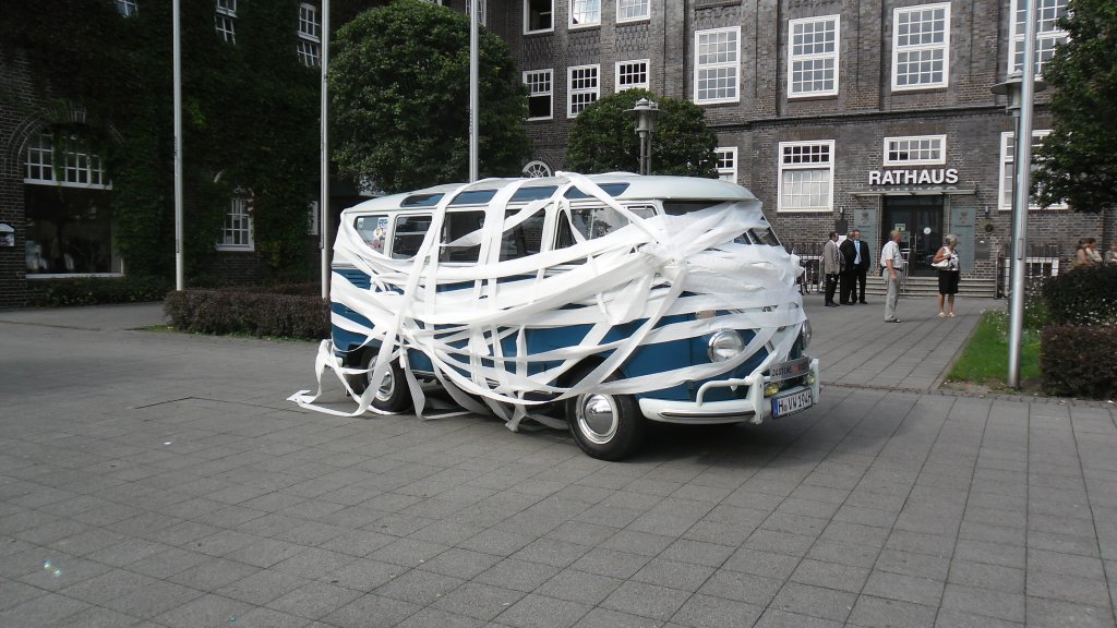 VW T1 Bulli mit Toillentenpapier umwickelt in Lehrte/Rathausplatz am 25.08.2011. Der Bus dient einer Hochzeitgesellschaft.