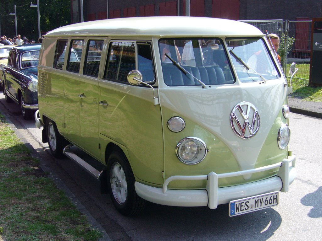 VW T1 Transporter der Jahrgnge 1963-1967. Dieses Fahrzeug ist durch Exportstostangen und Sportfelgen  aufgebrezelt . Oldtimertreffen Kokerei Zollverein.