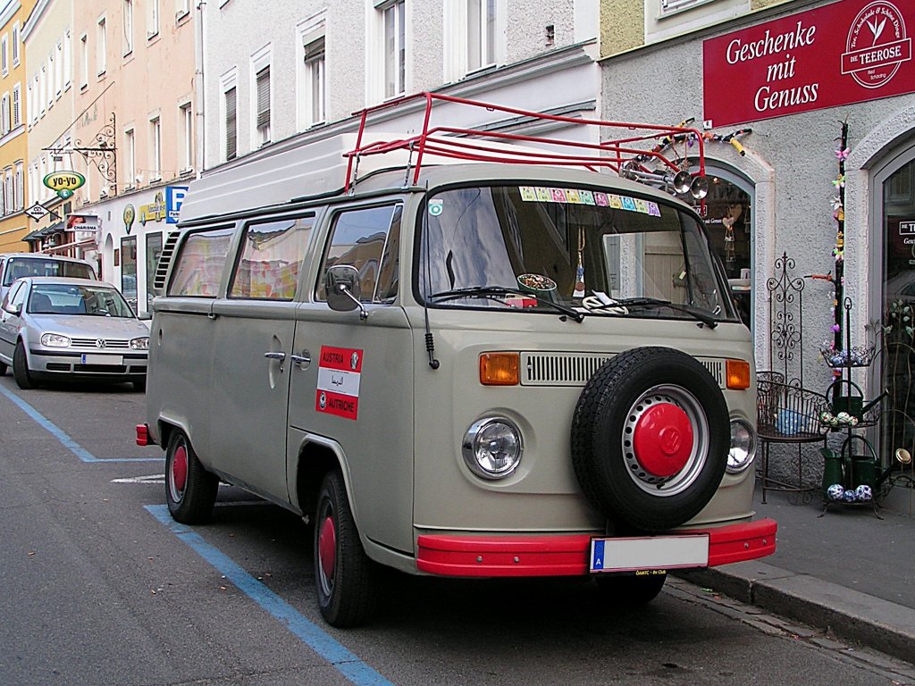 VW-T2 mit einer Ansammlung von Vignetten auf der Frontscheibe;110416