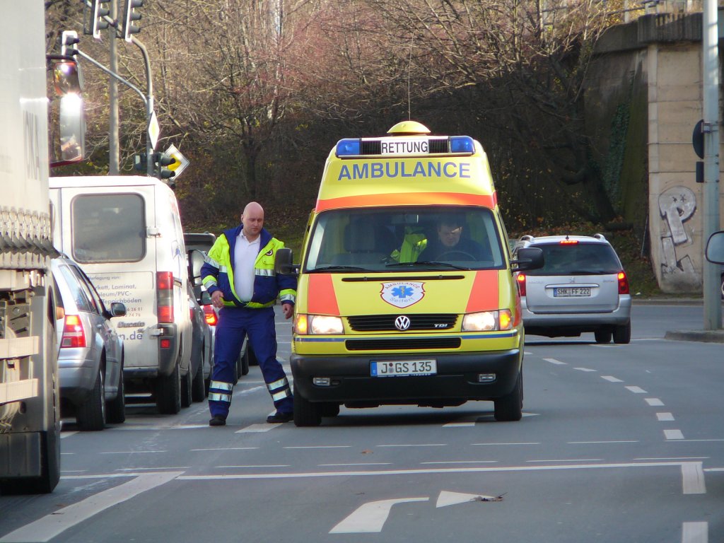 VW T4 als Rettungsfahrzeug des Ambulanceunternehmens Seifert am 19.11.2009 in Jena