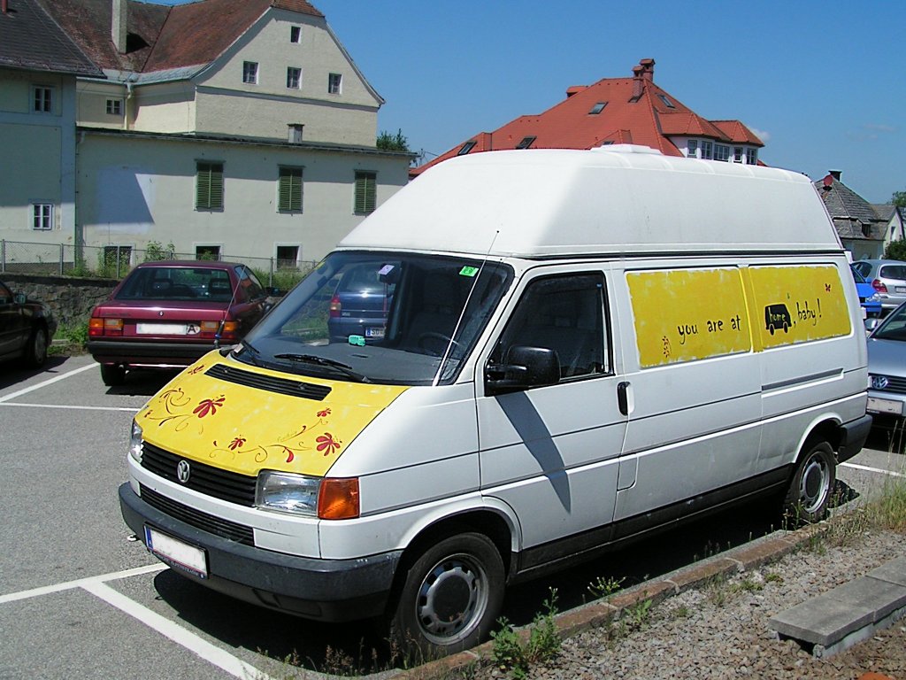 VW-T4 mit kleinem Bullimodell hinter der Windschutzscheibe;100628