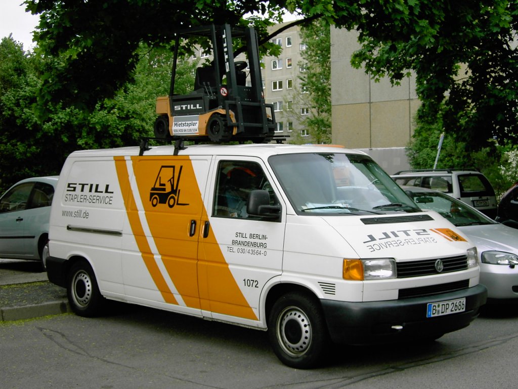 VW T4 Transporter langer Radstand mit Werbeaufbau, gesehen 05/2006 in Berlin.