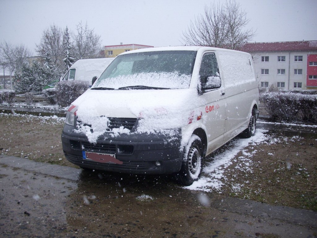 VW T4 verschneit in Sassnitz am 07.04.2012