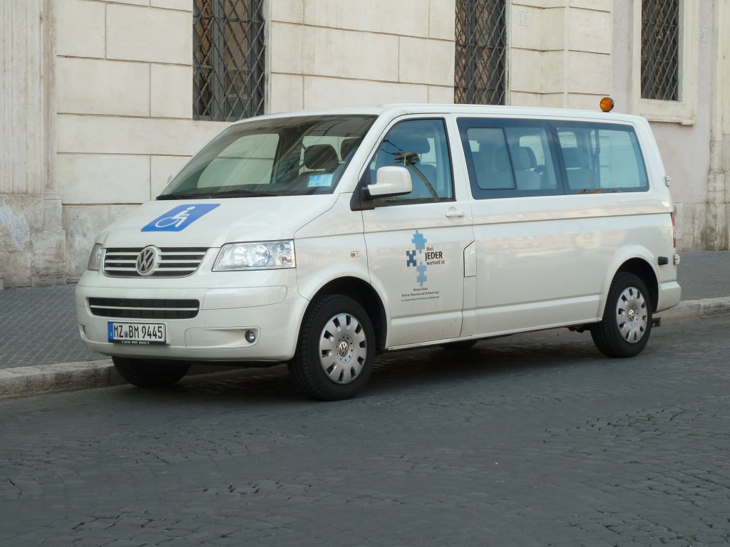 VW T5 als Behindertenfahrzeug des Bistum Mainz gesehen in Rom, Oktober 2010