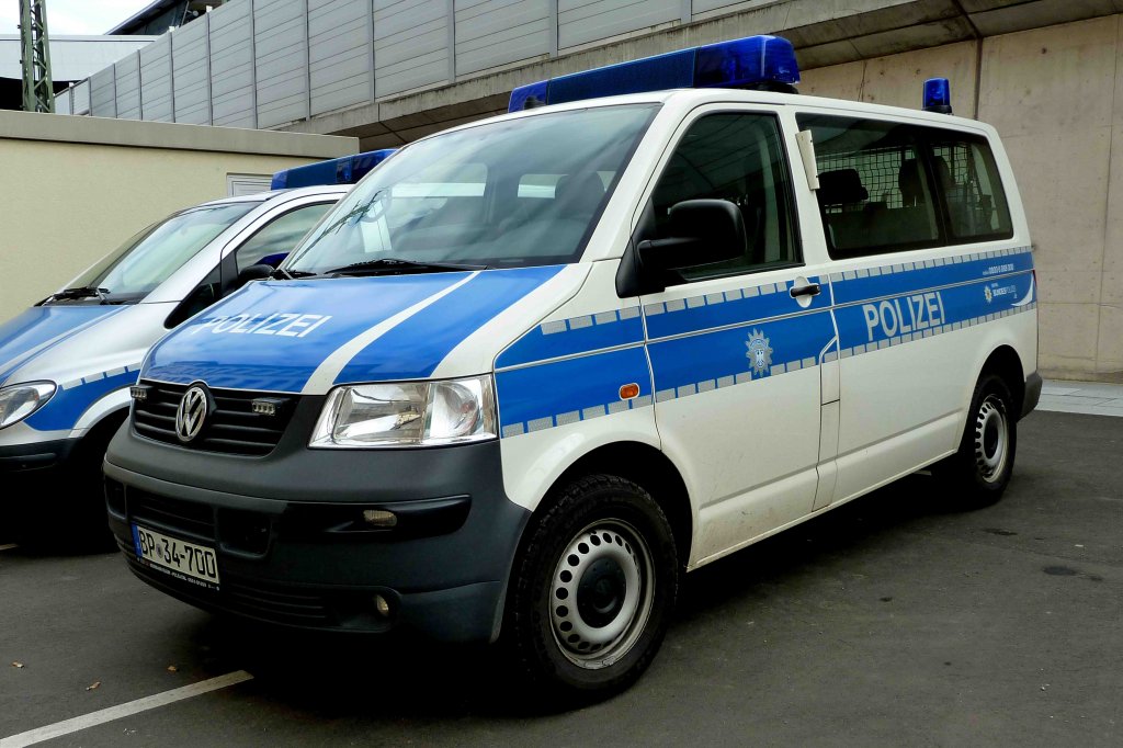 VW T5 als Einsatzfahrzeug der Bundespolizei steht vor der Bundespolizeiinspektion Erfurt im November 2012