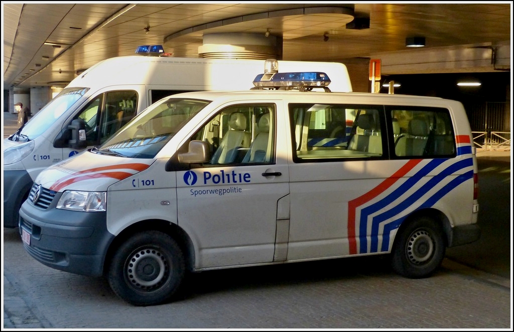 VW  T5 der Belgischen Bahnpolizei aufgenommen am Bahnhof in Brssel Midi am 10.05.2013.