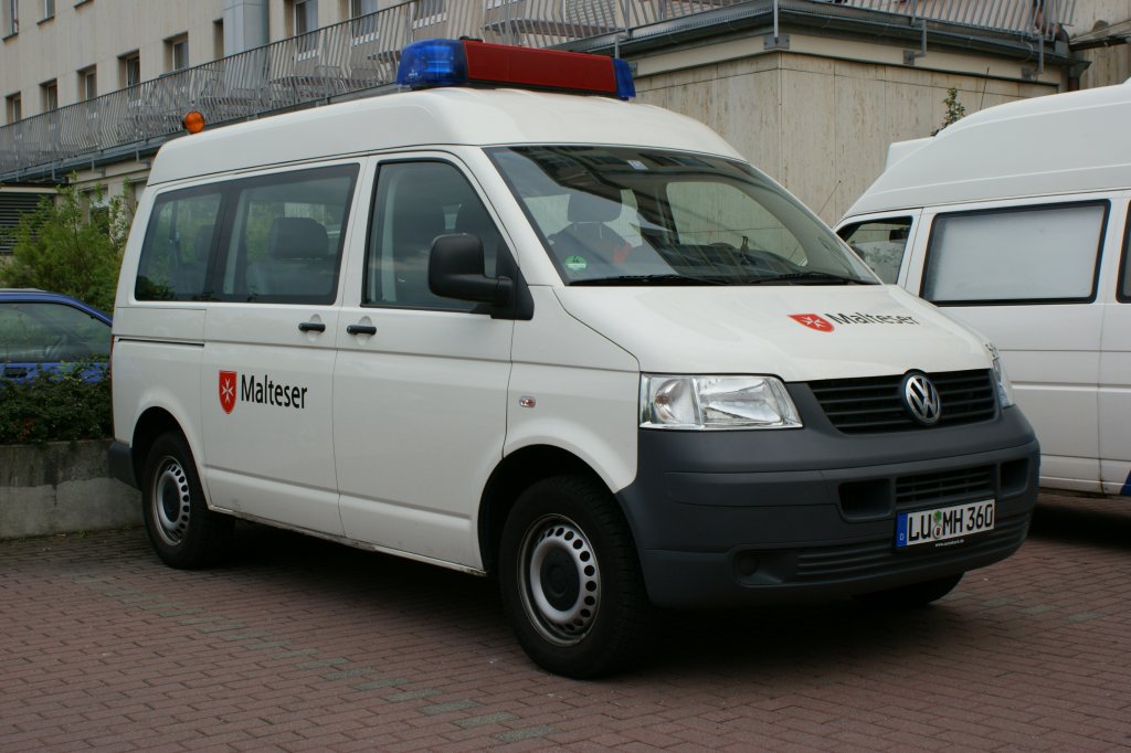 VW T5 des Malteser Hilfsdienstes Ludwigshafen. Aufgenommen am 18.05.2012.