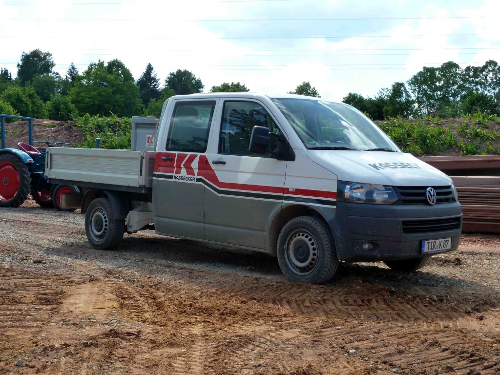 VW T5 der Firma  KASSECKER  eingesetzt an der Laugenleitungsbaustelle der K&S im Bereich 36100 Petersberg-Marbach im Juni 2013