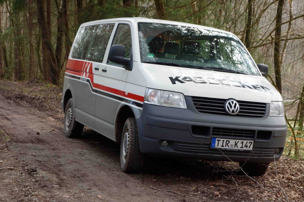 VW T5 der Firma  KASSECKER  steht an der Baustelle fr die Laugenleitung der K&S in der Gemarkung 36100 Petersberg-Marbach, April 2013