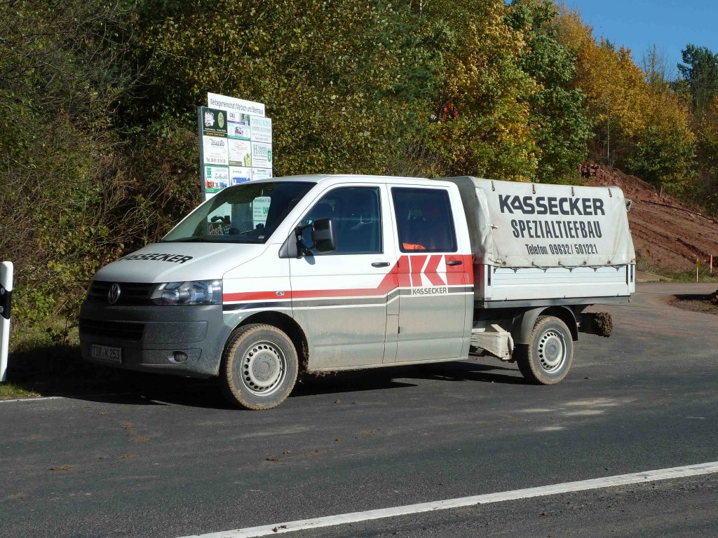 VW T5 von KASSECKER-Spezialtiefbau steht an der Soleleitungsbaustelle in 36100 Petersberg-Marbach, Oktober 2012