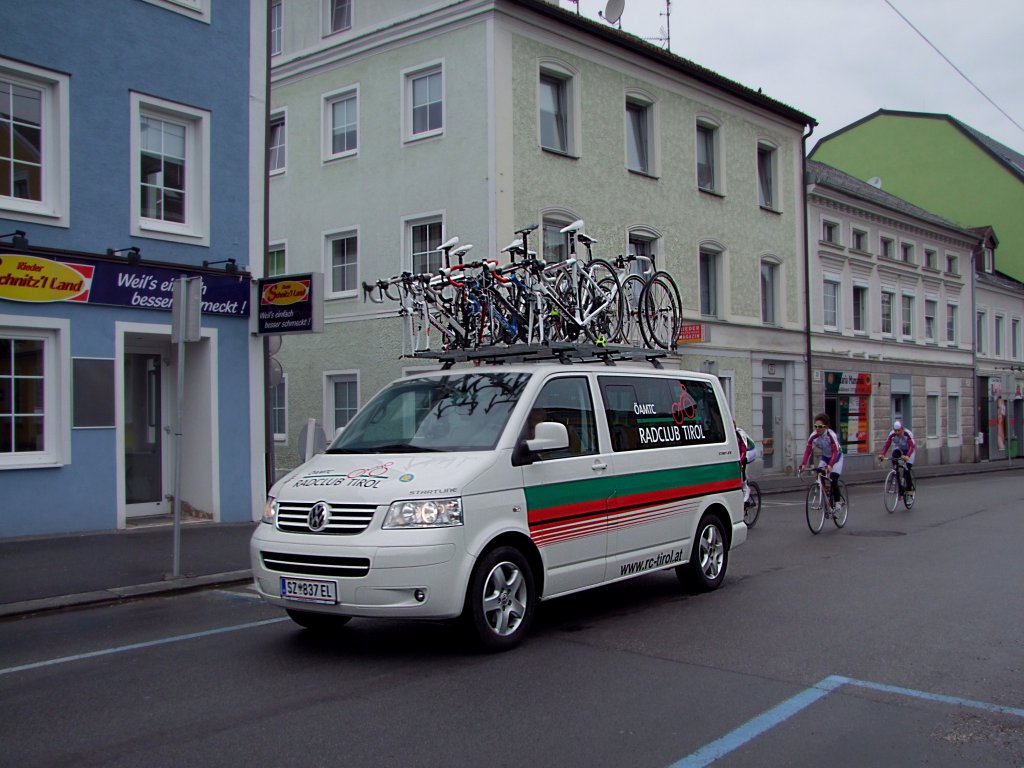 VW-T5 vom Radclub-Tirol trifft zum Rieder Radrennen in der Obersterreichischen Bezirksstadt ein;100530