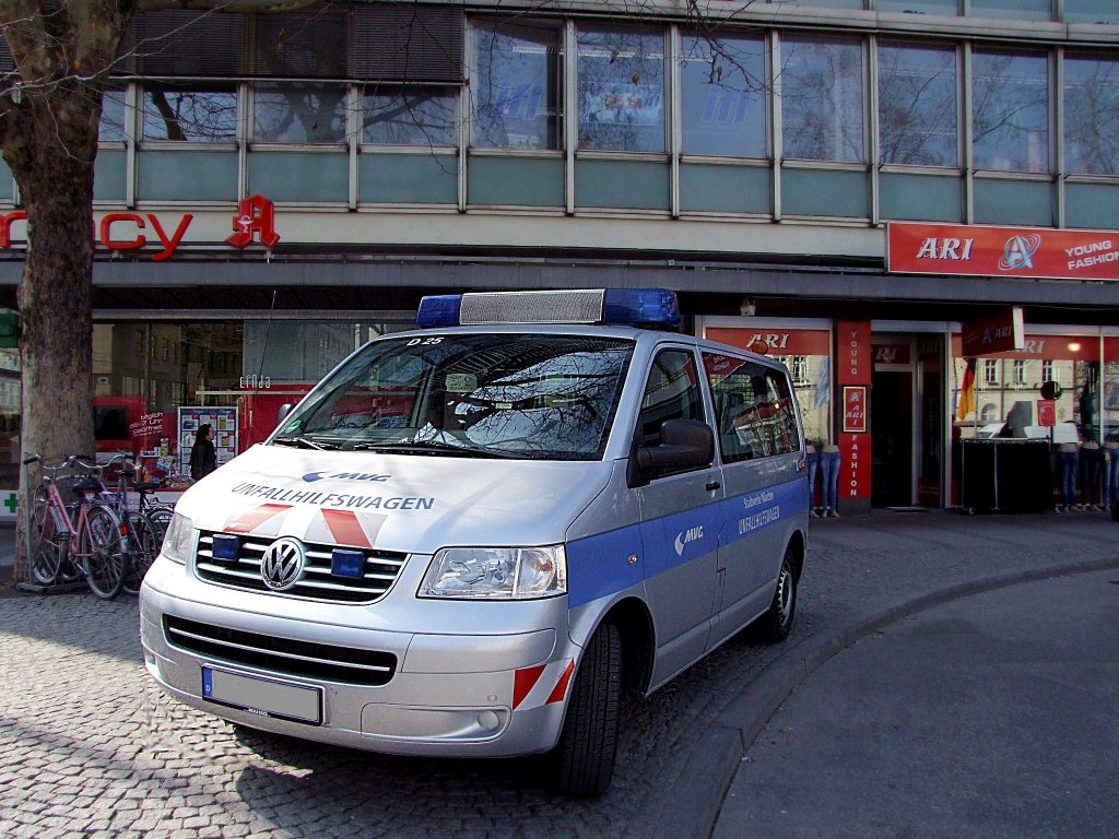 VW-T5 Unfallhilfswagen im Bereich des Mnchner Hauptbahnhofes;110329