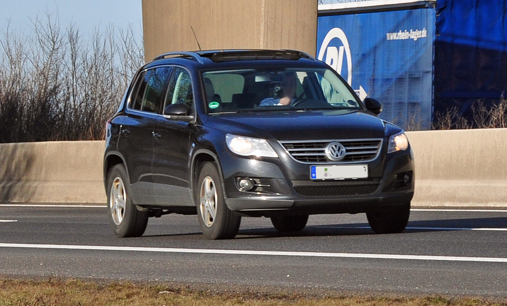 VW Tiguan auf der A61 bei Miel - 07.02.2011