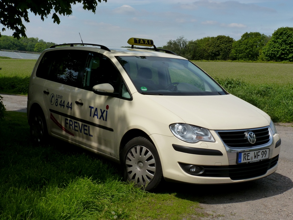 VW Touran als Taxi im Halbschatten an grnen Feldern geparkt 17.05.2012