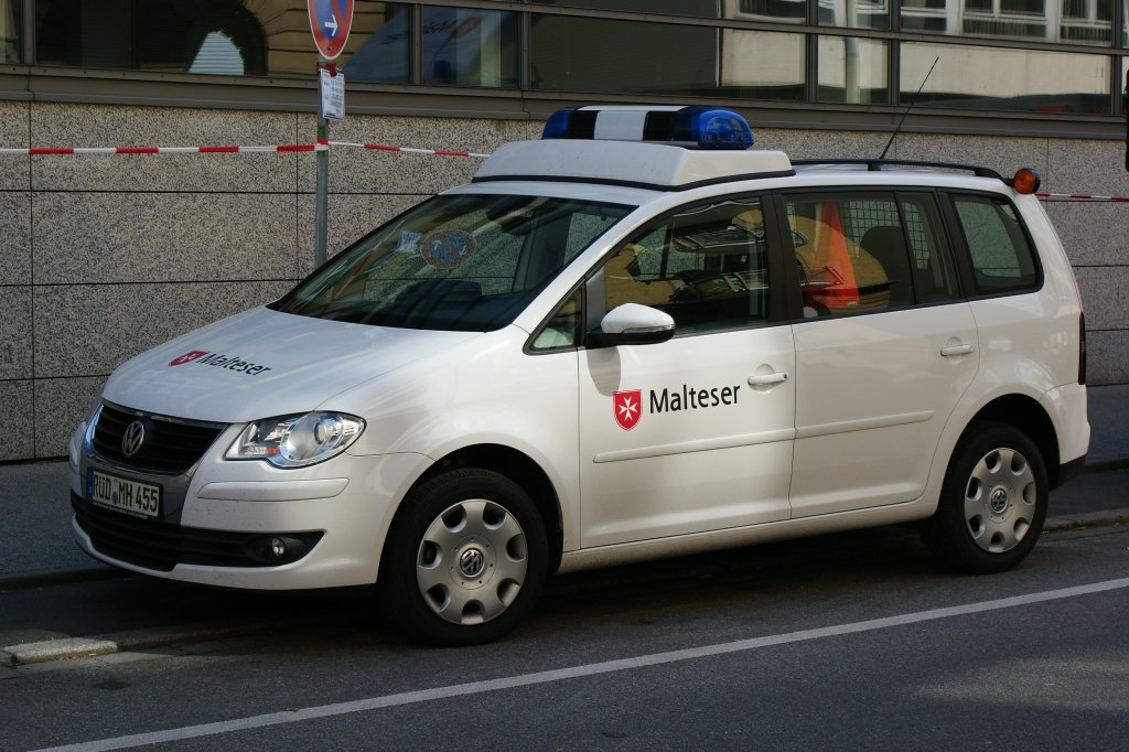 VW Touran des Malteser Hilfsdienstes im Rheingau-Taunus-Kreis. Aufgenommen am 17.05.2012.