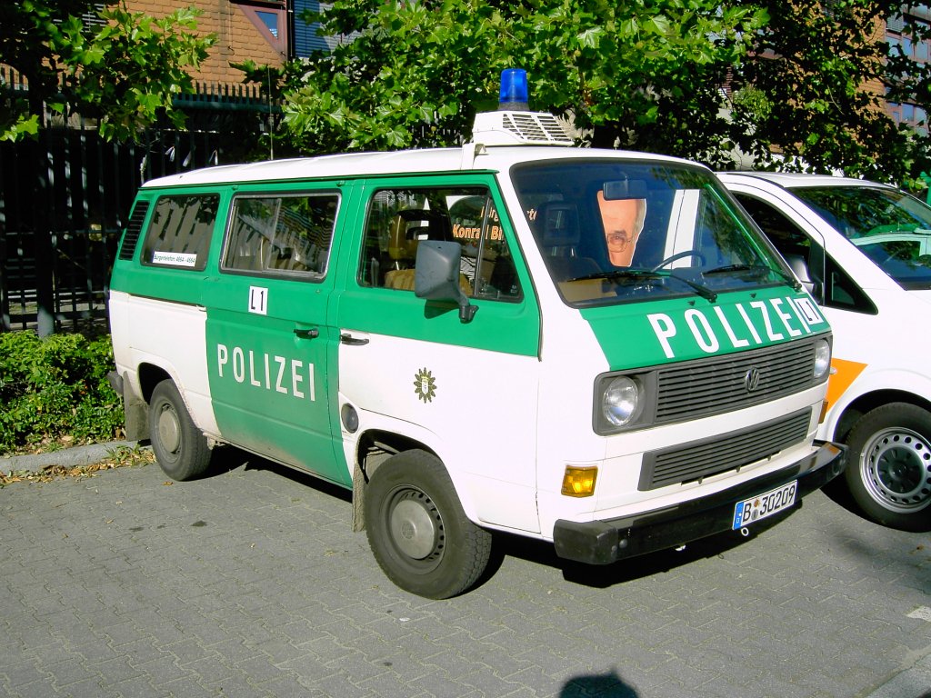 VW Transporter T3 der Berliner Polizei, gesehen beim Tag der offenen Tr, 09/2006 in Berlin.