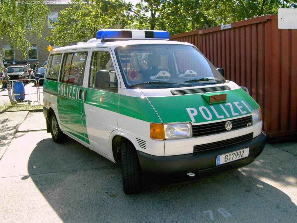 VW Transporter TDi T4 der Berliner Polizei, gesehen beim Tag der offenen Tr in Berlin, 09/2006.