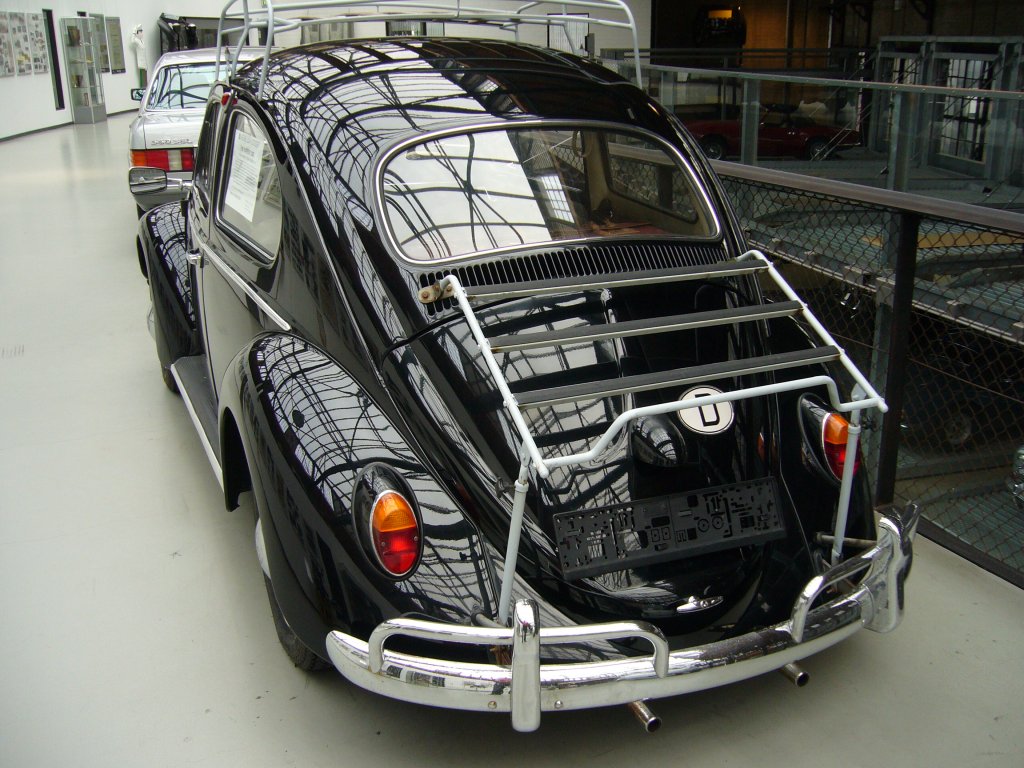 VW Typ 1  Kfer  des Jahrganges 1962. Hier wurde ein unrestauriertes Exportmodell abgelichtet. Der 1.192 cm groe 4-Zylinderboxermotor leistet in der Exportversion 34 PS. Classic Remise Dsseldorf am 15.09.2012.