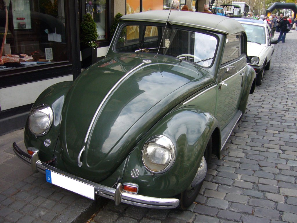 VW Typ 15 Karmann Cabriolet. 1949 - 1953. Im September 1949 begann die Produktion bei Karmann in Osnabrck. Die Ausstattung des Cabriolets war immer kongruent mit dem der des Exportmodells. Der 4-Zylinderboxermotor leistet 25 PS aus 1.131 cm Hubraum. Essen Kettwig am 01.05.2013.