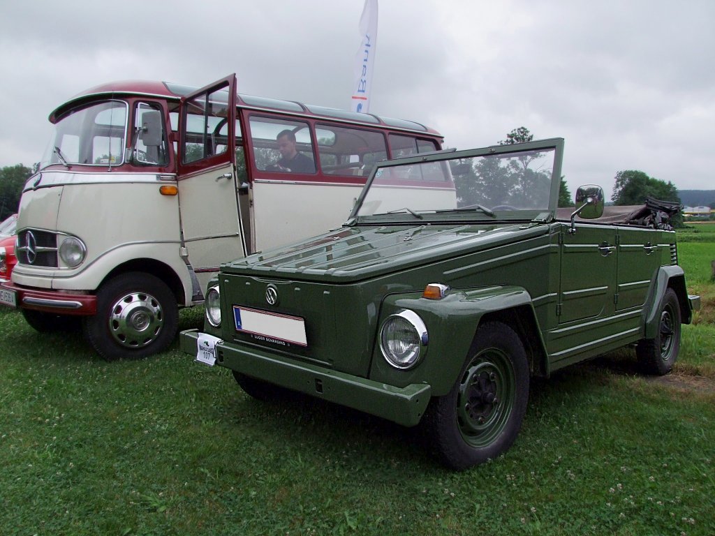 VW-Type18 (Kbelwagen) Baujahr1972 wartet im Bezirk Grieskirchen auf die Oldtimerrundfahrt ;100718