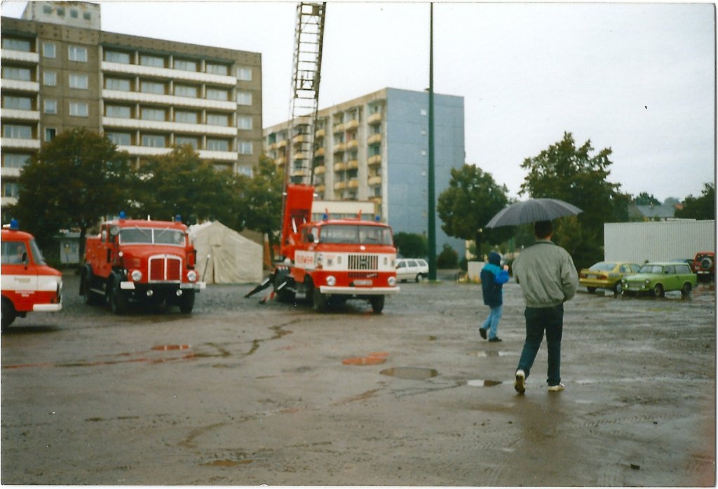W50 Drehleiter, S4000, Barkas, Trabant und graue Plattenbauten. Viel DDR-Charme noch 1996 auf dem August-Bebel-Platz in Nordhausen (Scan)