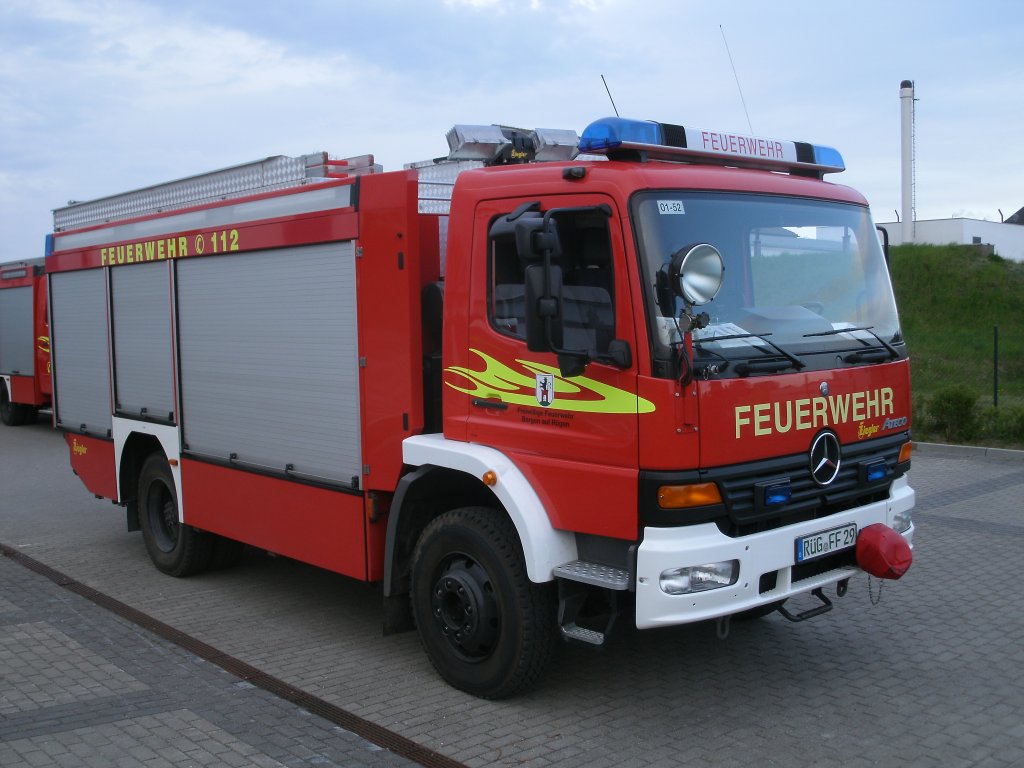 Whrend alle Einsatzkrfte bei der Auswertung der Grobung,am 03.Mai 2011,in Bergen/Rgen waren,konnte ich diesen Mercedesgerte-LKW von der Feuerwehr Bergen/Rgen fotografieren.