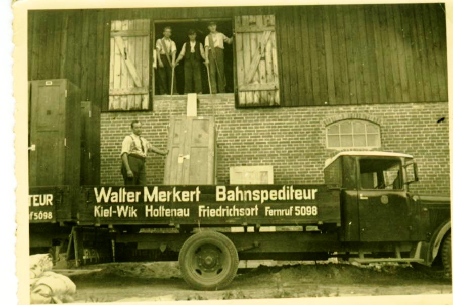 Walter Merkert (auf der Ladeflche) mit seinem Mercedes L 2000, Baujahr 1933 mit 55 PS Benzinmotor im August 1939 beim Laden von Schrnken bei der Standortverwaltung in Dnisch-Nienhof (Schwedeneck). Der zweite Lke, ein Opel-Blitz ist nur links am Bildrand zu sehen.