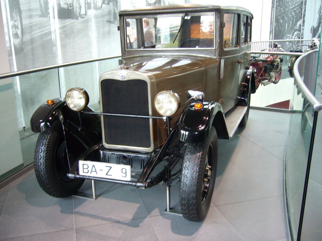 Wanderer W10/II. 1927 - 1928. Das W10 Modell erschien Ende 1925 auf dem Markt. 1927 wurde das Serie II Modell vorgestellt. Der 1.940 cm 4-Zylinder-Motor leistete 40 PS. Es wurden 3.180 W10/II verkauft. Das abgebildete Fahrzeug ist mit einer Karosserie der Leipziger Firma Zschau versehen. Dieser W10 war von 1928 bis 1996 in erster Hand und immer zugelassen. Der Wagen wurde nie restauriert. 1996 hat die Audi AG den Wagen fr ihr Museum erworben. Audi Museum.