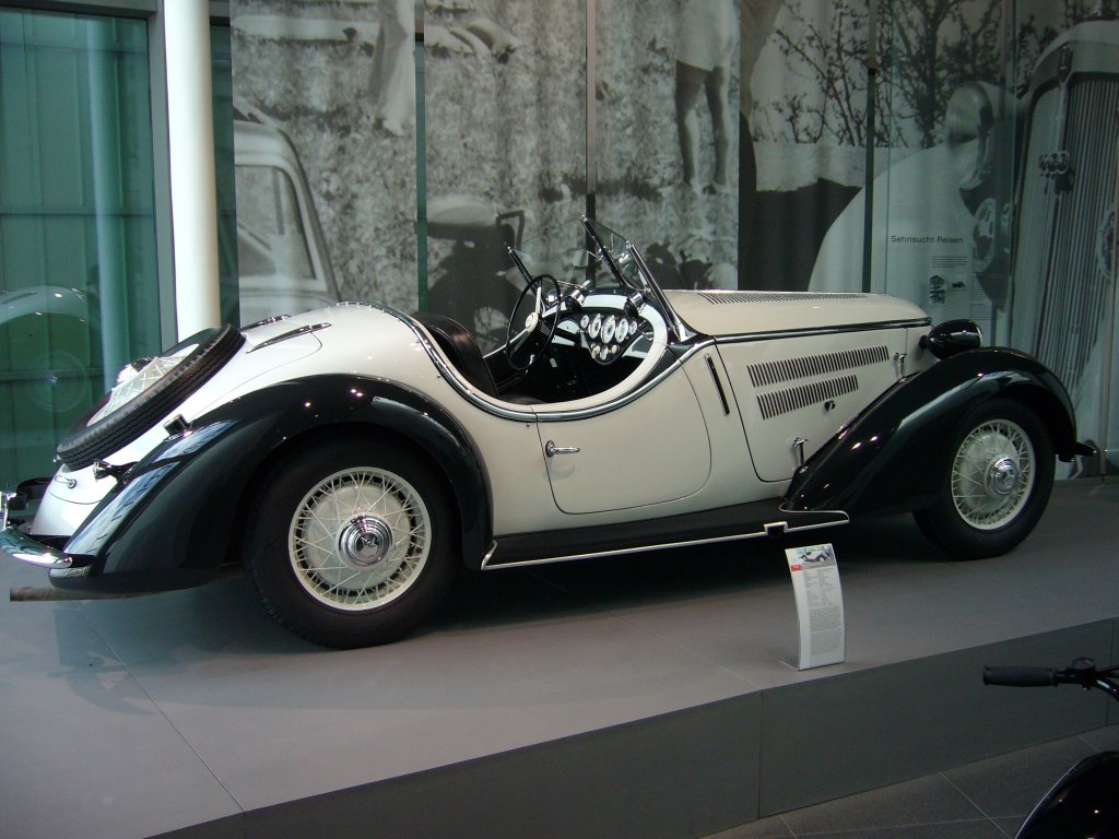 Wanderer W25 K. 1936 - 1938. Der 258 mal gebaute W25 K war als Konkurrenz zu den BMW Sprortwagen der 1930´er Jahre gedacht, konnte aber bezglich der Motorentechnik nicht mit den Mnchener Sportwagen mithalten. Der 6-Zylinderreihenmotor mit Kompressor leistete aus 1.950 cm Hubraum 85 PS und verlieh dem Auto eine Hchstgeschwindigkeit von 145 km/h. Audi Museum.